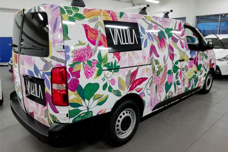 Vallilan pakettiauton näyttävä yliteippaus